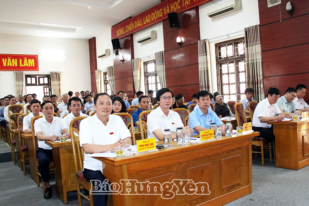   The Provincial People's Council’s delegates meet voters of Van Lam district