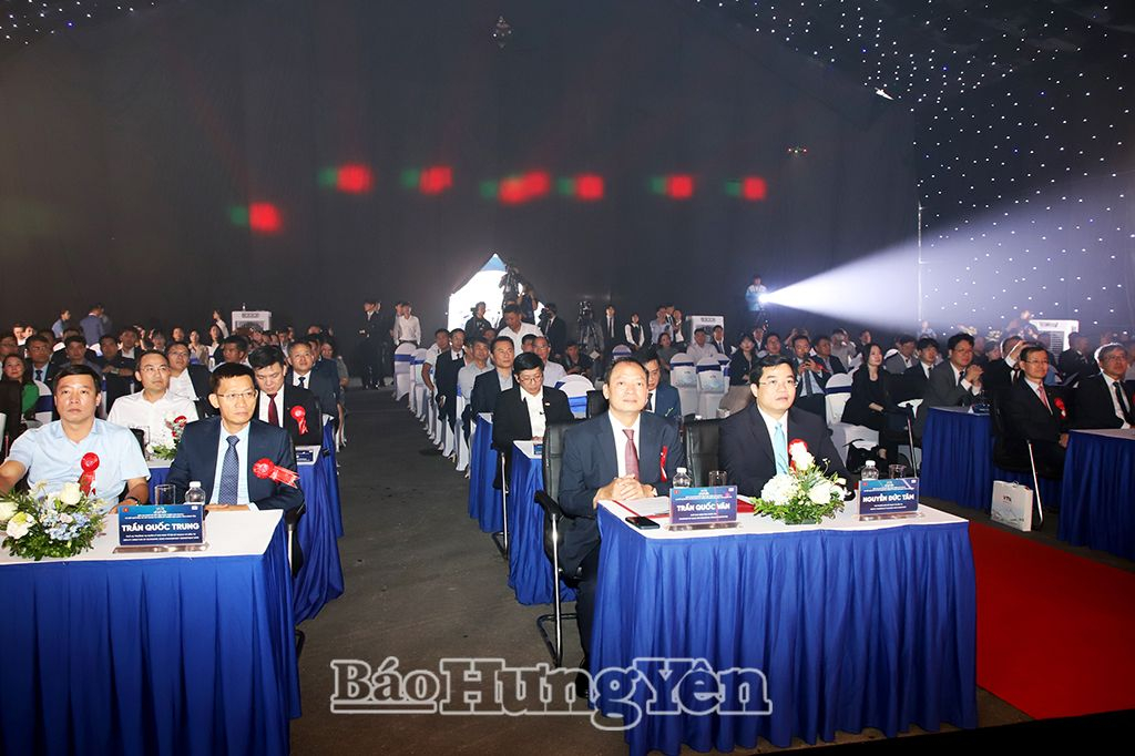 Chairman of the Provincial People's Committee Tran Quoc Van attends the ceremony to announce the results of investment in the construction of the Clean Industrial Park; sign a memorandum of understanding on the development of Clean Industrial Park II