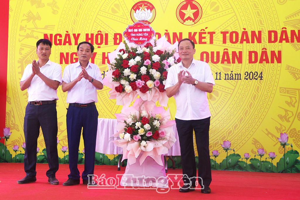 Chairman of the Provincial People's Committee Tran Quoc Van attends the National Great Unity Day - Cultural Festival of the Army and People in Yen Do Residential Area