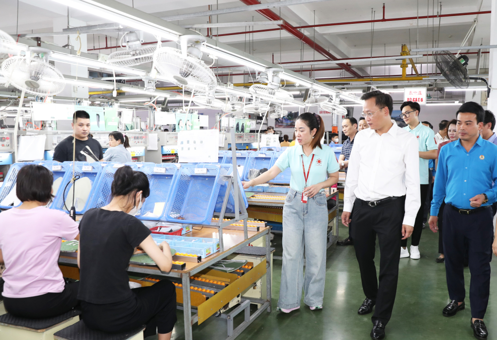   Comrade Secretary of the Provincial Party Committee Nguyen Huu Nghia visits and presents gifts to workers and employees