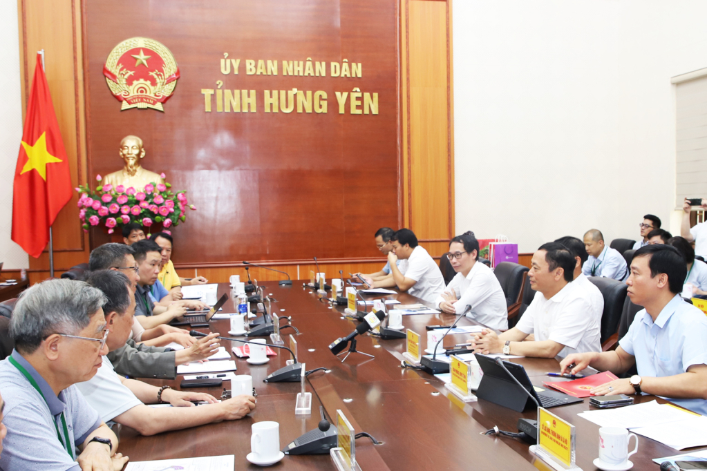   Comrade Chairman of the Provincial People's Committee Tran Quoc Van works with a delegation of electronic businesses from Taiwan (China)