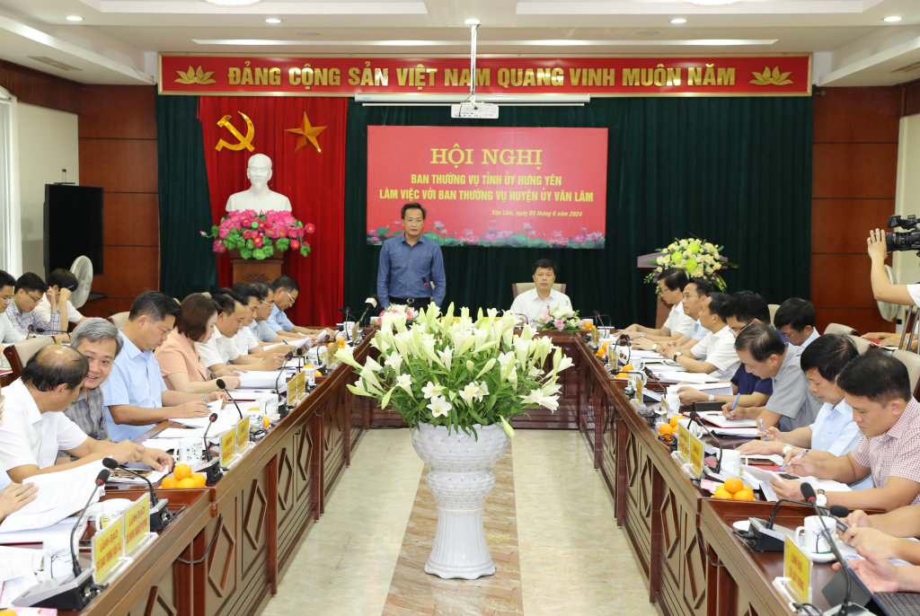   The Standing Board of the Provincial Party Committee works with the Standing Board of the Van Lam District Party Committee