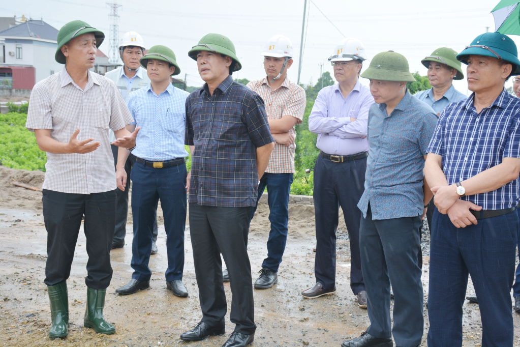   Vice Chairman of the Provincial People's Committee Nguyen Hung Nam inspects the implementation of the investment project to build Ring Road No. 4 - Hanoi Capital Region in Van Giang and Van Lam districts