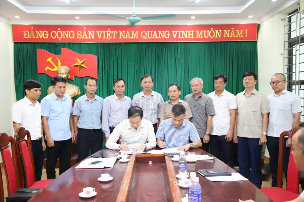   Vice Chairman of the Provincial People's Committee Nguyen Hung Nam inspects the site clearance work for the Nam Dinh I - Pho Noi Thermal Power Plant 500kV transmission line project