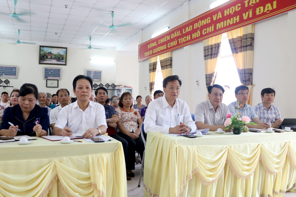   Comrade Secretary of the Provincial Party Committee Nguyen Huu Nghia attends the Hai Yen village Party cell's activity