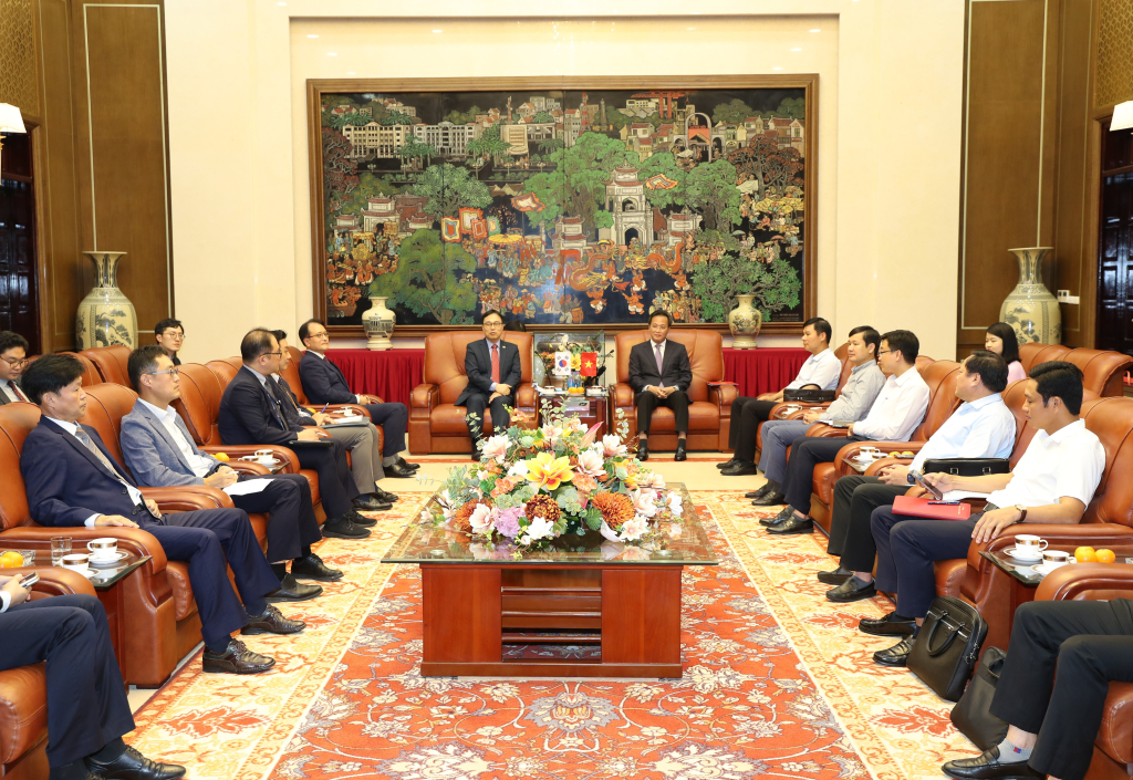   Provincial Party Secretary Nguyen Huu Nghia receives and works with the Ambassador Extraordinary and Plenipotentiary of the Republic of Korea to Vietnam