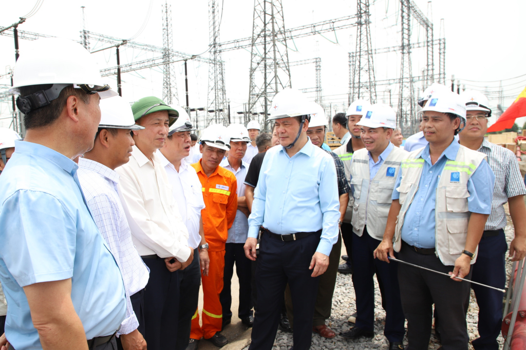   Minister of Industry and Trade Nguyen Hong Dien checks the progress of implementation of the 500kV transmission line project of Nam Dinh I - Pho Noi thermal power plant in Hung Yen