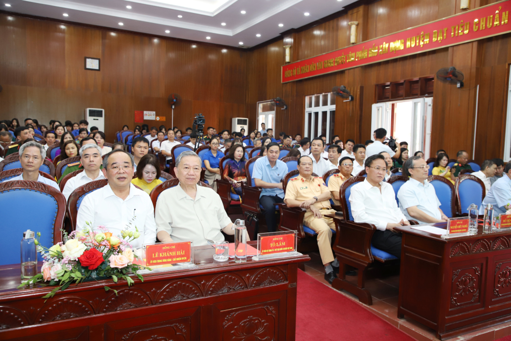   State President To Lam meets with the Party Committee, Government and People of Van Giang district