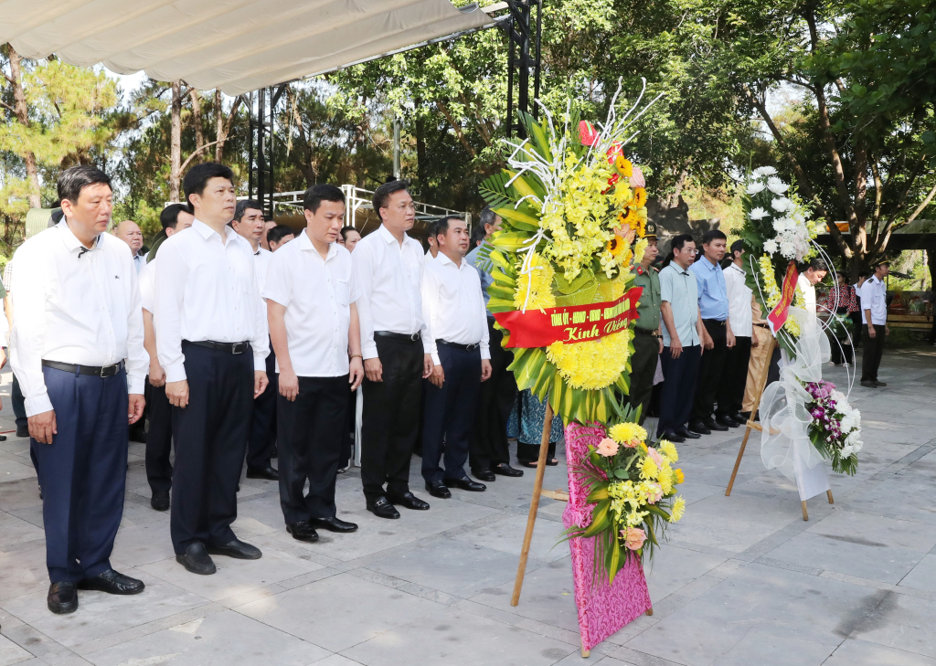   The delegation of cadres from Hung Yen and Hai Duong provinces offers incense and flowers at Truong Son National Martyrs’ Cemetery, the Road 9 National Martyrs’ Cemetery and a number of relics in Quang Binh and Quang Tri provinces.