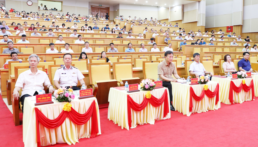   The conference to study, thoroughly grasp and propagate the Party's resolutions, directives, conclusions, regulations and information on the situation of Vietnam's seas and islands