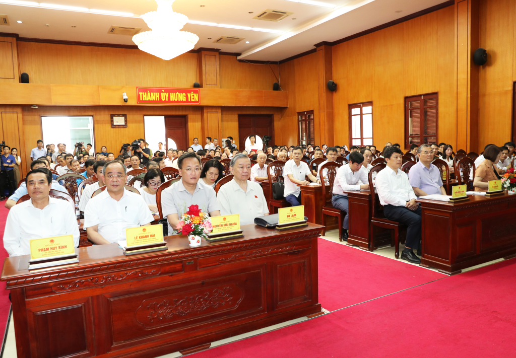   State President To Lam meets voters in Hung Yen city; visits and presents gifts to families of people with meritorious services and poor households in Hung Yen city