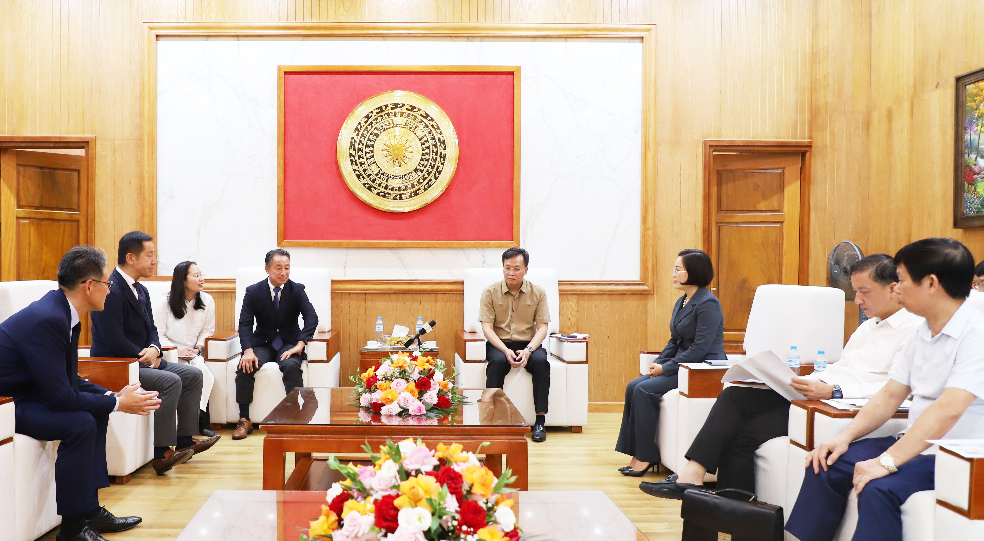   Comrade Provincial Party Secretary Nguyen Huu Nghia receives and works with leaders of Sumitomo Corporation