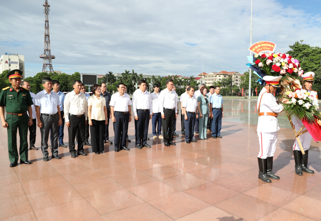   To offer flowers to commemorate General Secretary Nguyen Van Linh