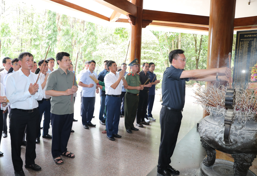   The delegation of Hung Yen province’s cadres offers incense and flowers at the Dong Loc T-Junction Special National Historical Relic Site