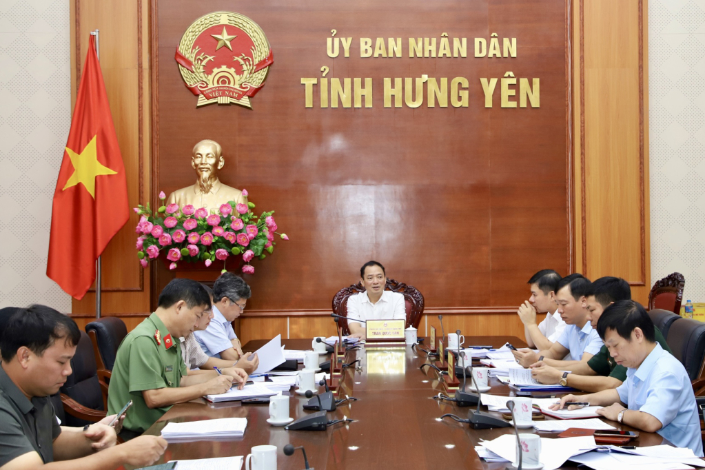 The Provincial People's Committee reviews and comments on the content of the draft submissions and draft resolutions to be submitted to the Provincial People's Council