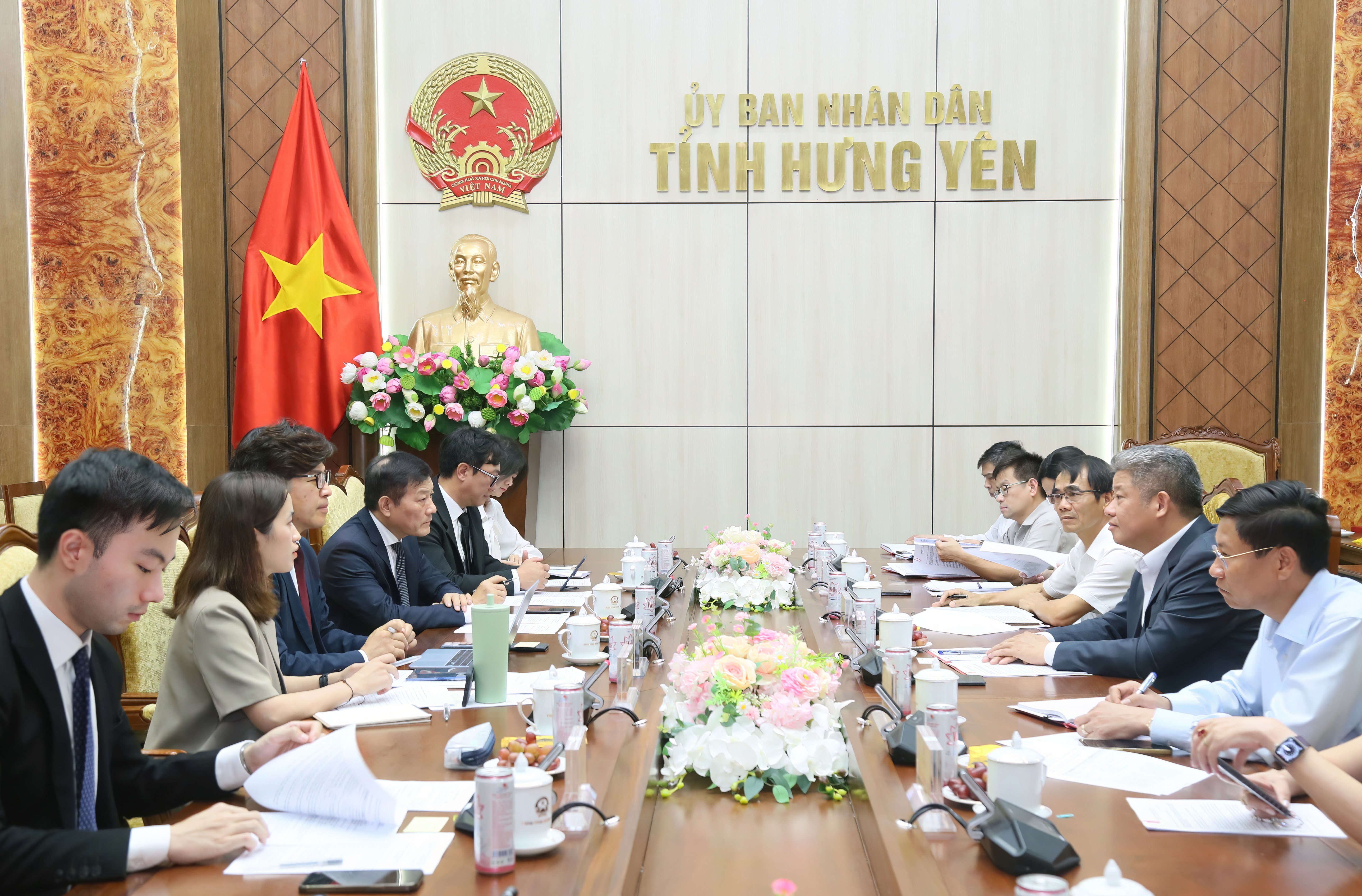 Comrade Nguyen Manh Quyen, Deputy Secretary of the Provincial Party Committee and Chairman of the Provincial People's Committee, meets and works with South Korean enterprises